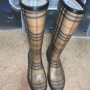 Women’s authentic Burberry rain boots size 8 as is